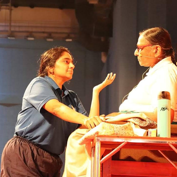 Geeta Iyengar e Abhijata Iyengar rappresentanti del lignaggio femminile dell'Iyengar Yoga seguito dalle insegnanti della scuola Kalishiva Yoga a Torino